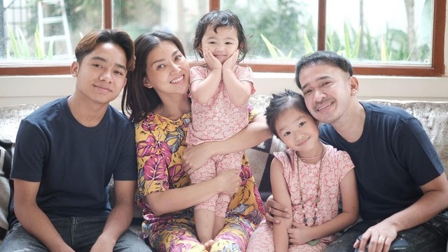 Potret Sarwendah mengenakan daster di rumah. Foto: Instagram/@ruben_onsu