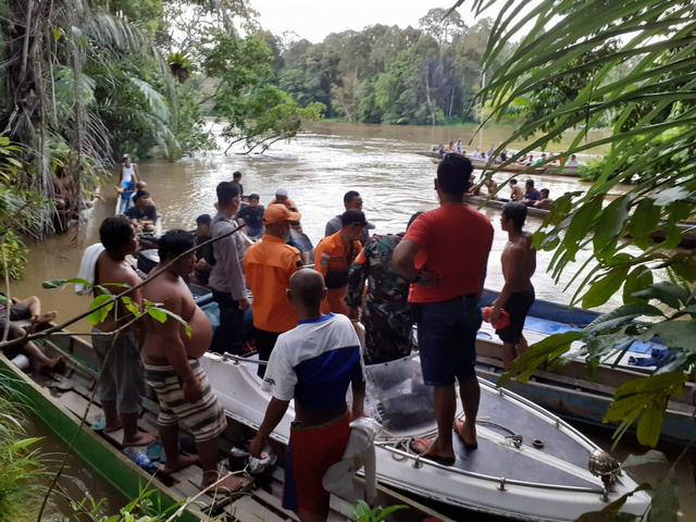 Petugas bersama warga melakukan pencarian korban tenggelam di Desa Labai Mandiri Kecamatan Nanga Pinoh. Korban dilaporkan tenggelam di Sungai Pinoh. (Foto: Dokumen Polres Melawi)