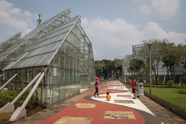 Pengunjung berfoto di kawasan Taman Menteng, Jakarta, Minggu (24/10/2021). Foto: Dhemas Reviyanto/Antara Foto