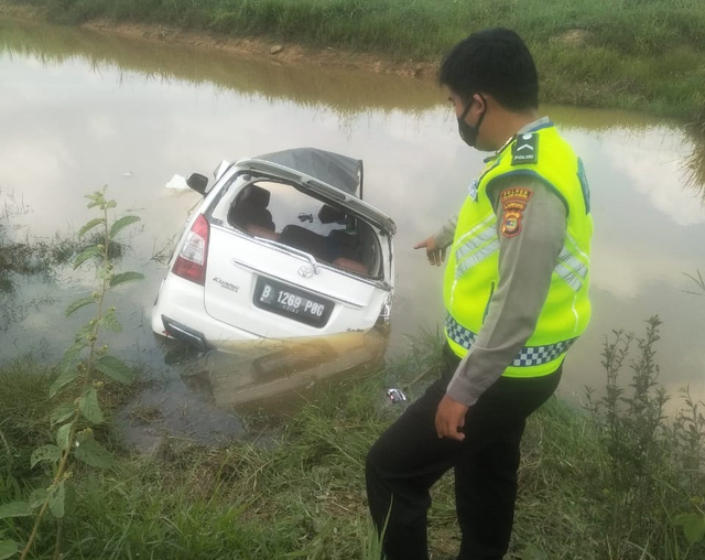 Lokasi terjadi kecelakaan lalu lintas tunggal di jalan lintas Rawa Jitu, Tulang Bawang, Minggu (24/10). | Foto: Ist