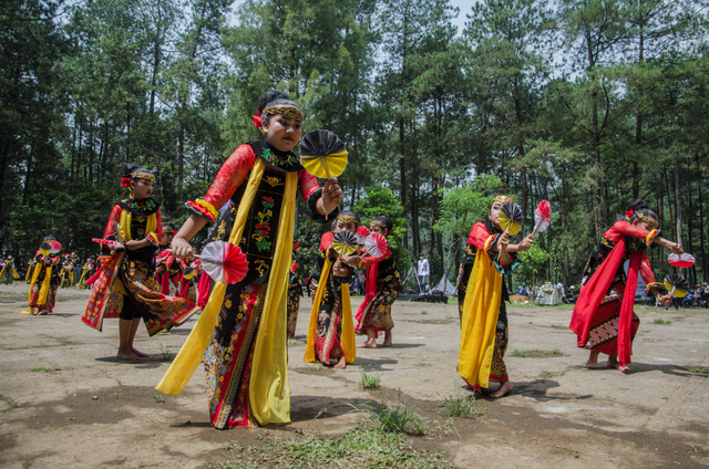 Penari mementaskan tarian Ibing Pencug Ewag pada gelaran Pentas Rakyat Puntang Menari di Camp Area Gunung Puntang, Kabupaten Bandung, Jawa Barat, Minggu (24/10/2021). Foto: Novrian Arbi/Antara Foto