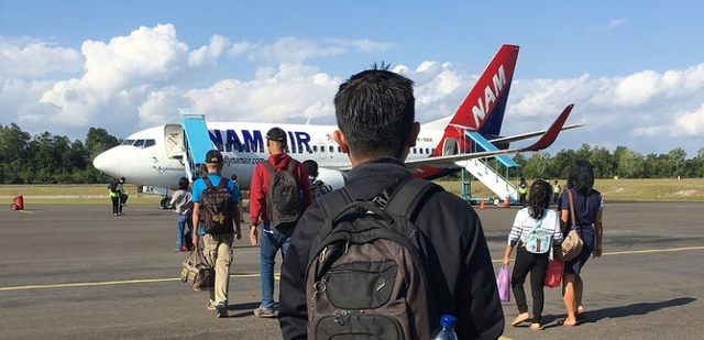 Aktivitas di Bandar Udara Iskandar, Pangkalan Bun. Foto: Joy Nugroho.