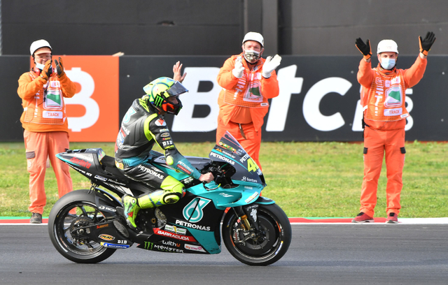 Selebrasi Valentino Rossi usai balapan MotoGP Emilia Romagna 2021 di Misano World Circuit Marco Simoncelli, Misano Adriatico, Italia, pada Minggu (24/10). Foto: Jennifer Lorenzini/Reuters