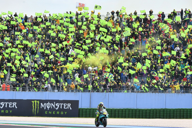 Selebrasi Valentino Rossi usai balapan MotoGP Emilia Romagna 2021 di Misano World Circuit Marco Simoncelli, Misano Adriatico, Italia, pada Minggu (24/10). Foto: Jennifer Lorenzini/Reuters