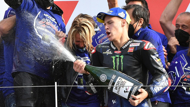 Selebrasi Fabio Quartararo usai MotoGP Emilia Romagna di Sirkuit Dunia Misano Marco Simoncelli, Misano, Italia, Minggu (24/10/2021). Foto: Jennifer Lorenzini/Reuters