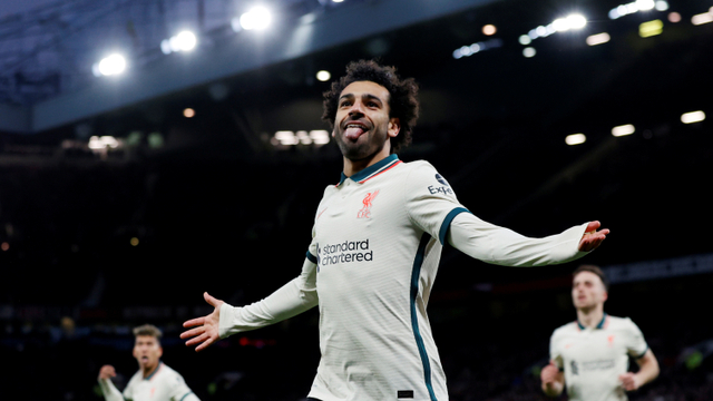 Pemain Liverpool Mohamed Salah merayakan mencetak gol kelima mereka saat hadapi Manchester United di Stadion Old Trafford, Manchester, Inggris, Minggu (24/10). Foto: Phil Noble/REUTERS