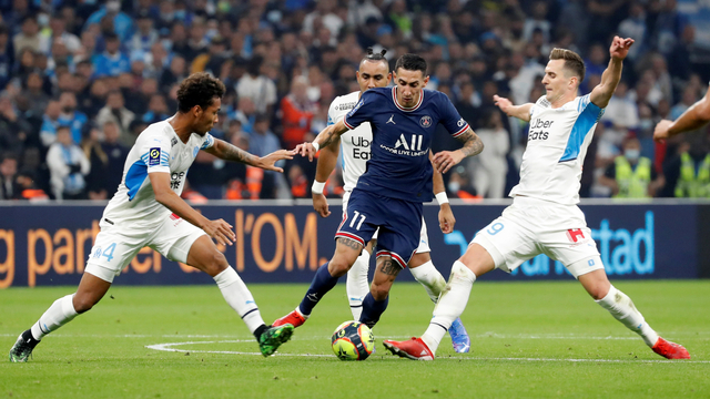 Pemain Paris St Germain Angel Di Maria beraksi dengan pemain Olympique de Marseille Boubacar Kamara dan Arkadiusz Milik di Orange Velodrome, Marseille, Prancis, Minggu (24/10). Foto: Eric Gaillard/REUTERS