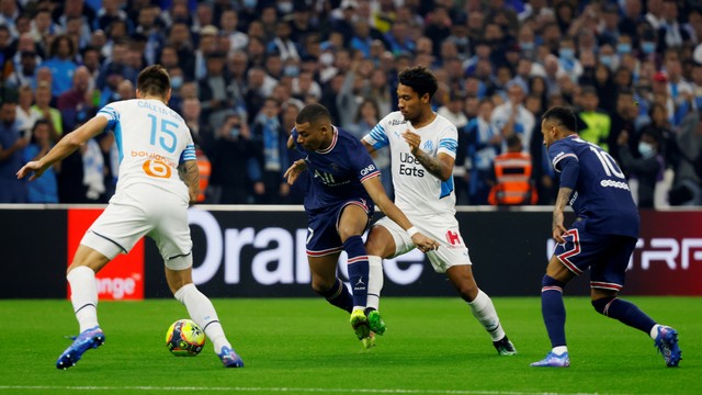 Pemain Paris St Germain Kylian Mbappe beraksi saat hadapi Olympique de Marseille, di Orange Velodrome, Marseille, Prancis, Minggu (24/10). Foto: Eric Gaillard/REUTERS