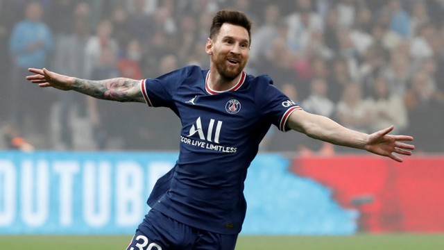 Pemain Paris St Germain Lionel Messi berselebrasi setelah pemain Olympique de Marseille Luan Peres mencetak gol bunuh diri, di Orange Velodrome, Marseille, Prancis, Minggu (24/10). Foto: Eric Gaillard/REUTERS