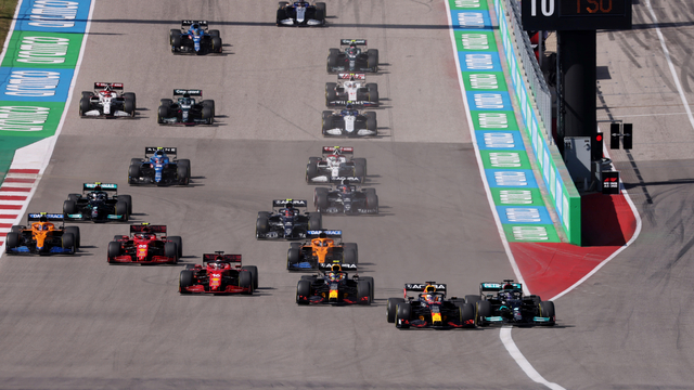 Momen start balapan F1 Grand Prix Amerika Serikat di Sirkuit Amerika, Austin, Texas, Minggu (24/10). Foto: Brian Snyder/REUTERS