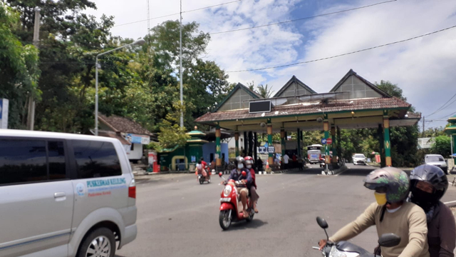 Suasana TPR Pantai Parangtritis yang ramai wisatawan di tengah PPKM Level 2. Foto: erfanto/Tugu Jogja