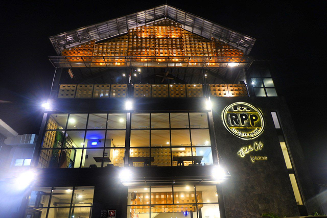 Nampak bangunan resto Ropang Plus Plus Bandar Lampung dilihat dari luar saat malam. Cahaya lampu dari dalam ruangan nampak terang membuar, Minggu (24/10) | Foto : Sidik Aryono/Lampung Geh