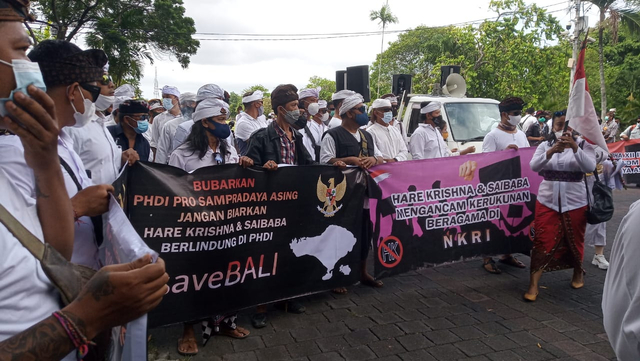 Aksi unjul rasa menolak Mahasabha PHDI di Kantor Gubernur Bali - WIB