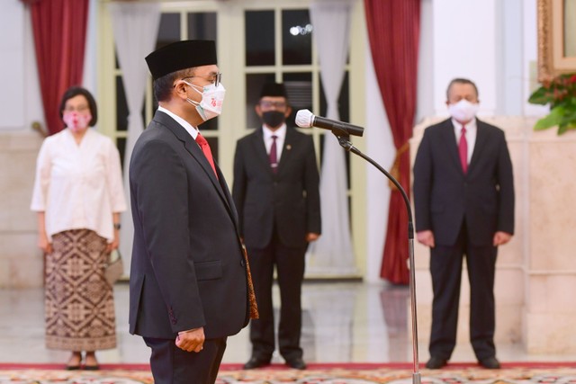 Presiden Joko Widodo melantik Kepala Kepala Pusat Pelaporan dan Analisis Transaksi Keuangan (PPATK), Ivan Yustiavandana di Istana Negara, Jakarta, Senin (25/10). Foto: Muchlis Jr/Biro Pers Sekretariat Presiden