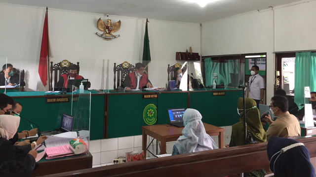 Sidang lanjutan kasus sate sianida maut di PN Bantul, Senin (25/10).  Foto: Arfiansyah Panji Purnandaru/kumparan