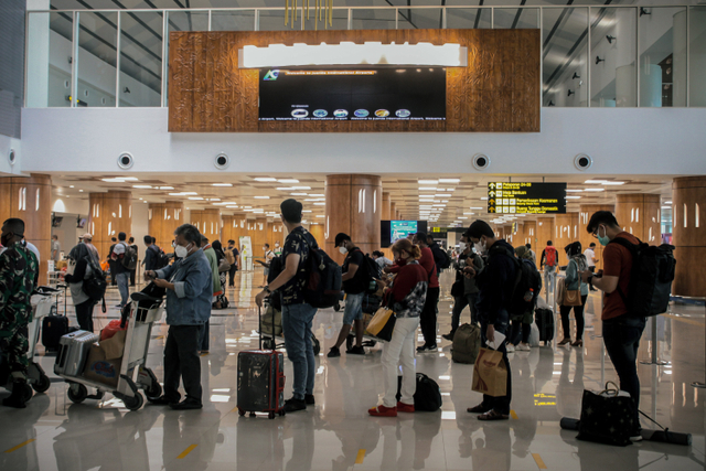 Calon penumpang pesawat antre di area lapor diri sebelum melakukan penerbangan di Bandara Internasional Juanda Surabaya yang dikelola Angkasa Pura I di Sidoarjo, Jawa Timur Senin (25/10/2021). Foto: Umarul Faruq/ANTARA FOTO