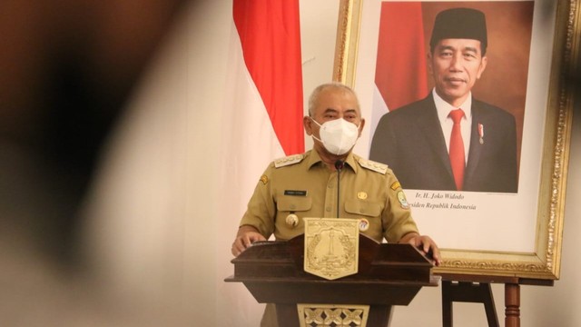 Wali Kota Bekasi Rahmat Effendi saat penandatanganan kerja sama pemafantaan TPST Bantargebang di Balaikota DKI, Jakarta Pusat, pada Senin (25/10). Foto: Pemprov DKI Jakarta
