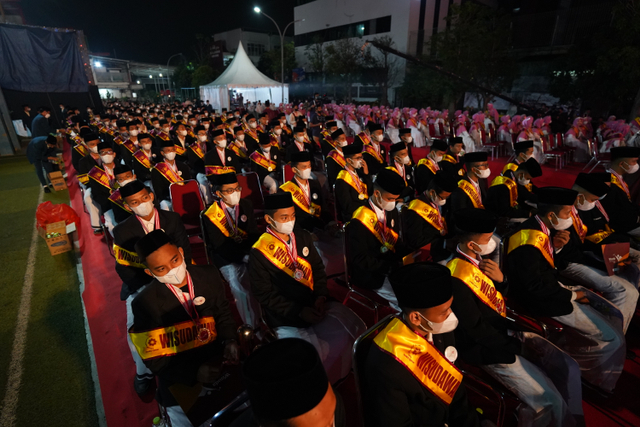 Jajaran wisudawan dan wisudawati dari seluruh unit pendidikan Daarul Qur'an.