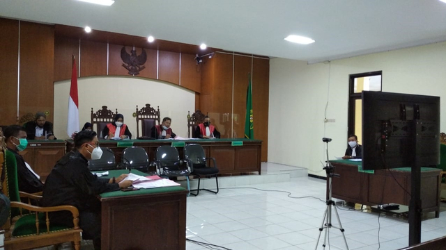 Suasana sidang pertama kasus Kasmito di PN Demak yang dilakukan secara daring.  Foto: Intan Khansa/kumparan