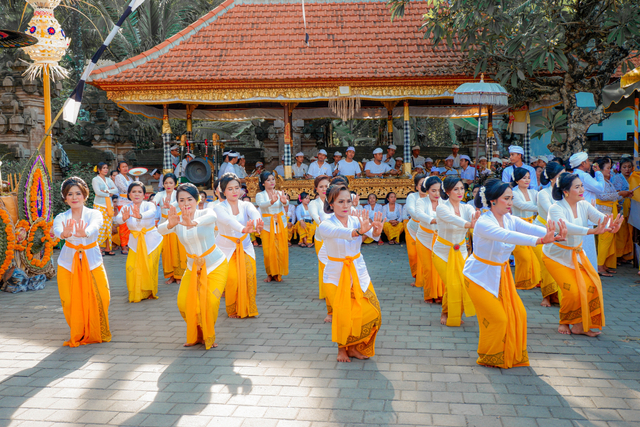 Tarian daerah merupakan salah satu bentuk budaya daerah Indonesia. Foto: Unsplash