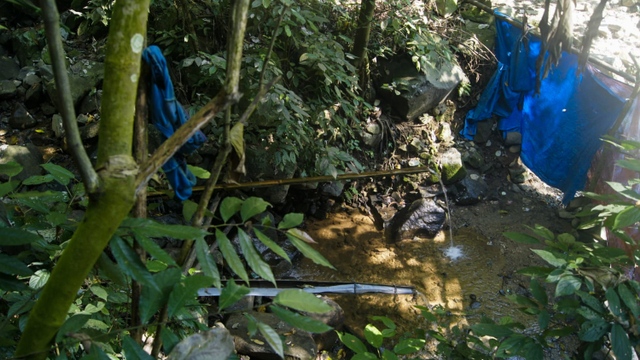 Pakaian dalam perempuan dan pria berserakan di sekitar air terjun Gunung Sanggabuana Karawang. Foto: Dok. Istimewa