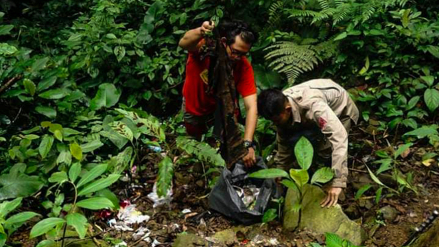 Warga di sekitar air terjun Gunung Sanggabuana Karawang. Foto: Dok. Istimewa