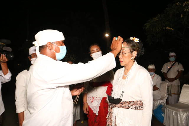 Sukmawati saat mengawali upacara Melukat - IST