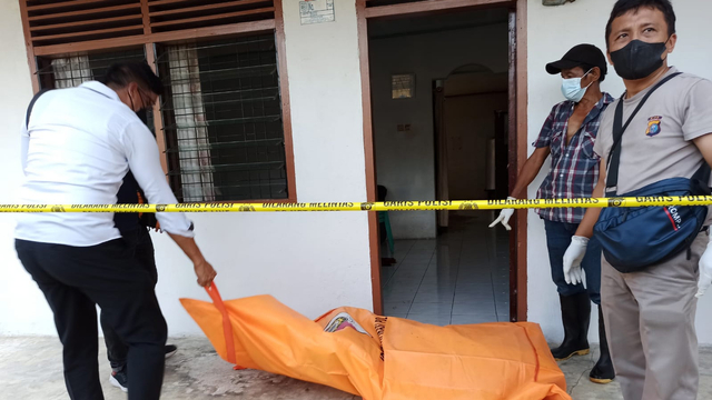 ANGGOTA kepolisian membawa sesosok perempuan yang sudah menjadi mayat akibat gantung diri, Senin (25/10/2021). (FOTO: SELASAR RIAU/DEFRI CANDRA)