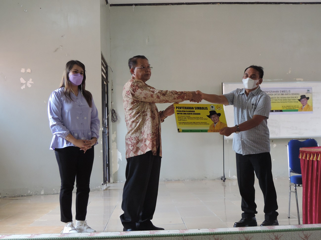 Anggota Komisi X DPR RI menyerahkan secara simbolis peralatan olahraga ke SMA Karya Sekadau. Foto: Dina Mariana/Hi!Pontianak