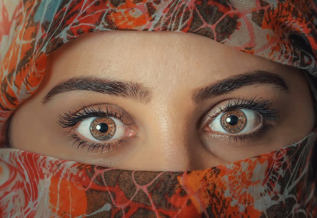 Ilustrasi mata wanita yang melihat calon suaminya. Sumber: pixabay.com