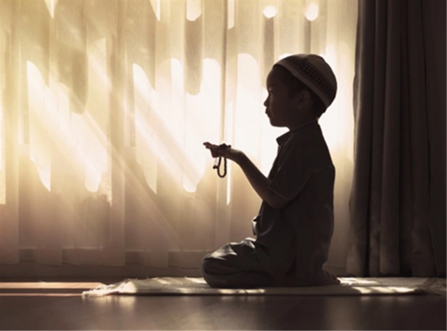 Ilustrasi anak memanjatkan doa allahummaghfirli dzunubi waliwalidayya warhamhuma. Sumber: www.freepik.com