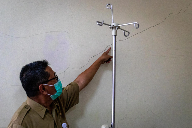 Pegawai rumah sakit menunjukan tembok ruang pasien yang retak akibat gempa bumi di RSUD dr. Gunawan Mangunkusumo, Ambarawa, Kabupaten Semarang, Jawa Tengah, Senin (25/10).  Foto: Aji Styawan/ANTARA FOTO