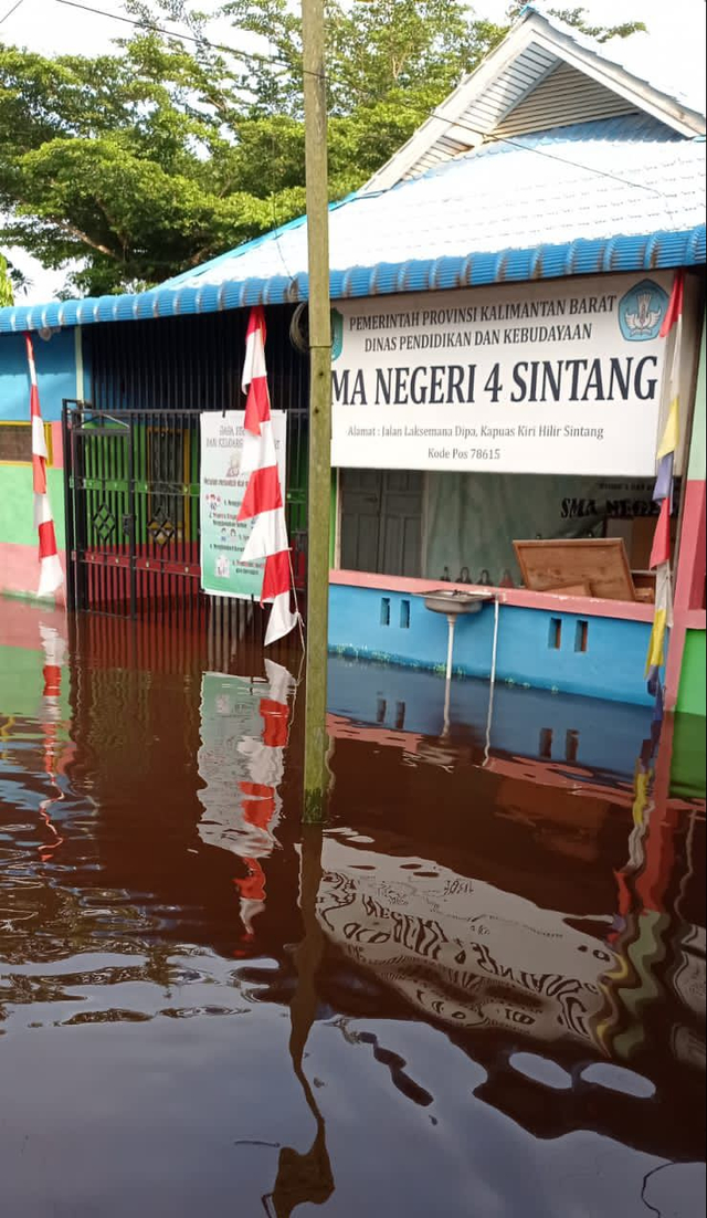 Salah satu bangunan sekolah yang terendam banjir di Kota Sintang. Alibat banjir, Pemkab Sintang mengeluarkan kebijakan pembelajaran tatap muka dihentikan sampai banjir surut (Foto: Istimewa)