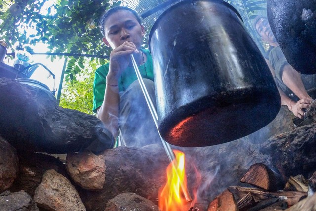 Seorang pekerja merebus bahan baku obat herbal di Balikpapan, Kalimantan Timur. Foto: ANTARA FOTO/Yulius Satria Wijaya
