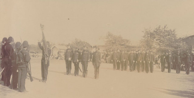 Sebuah upacara militer Marsose Belanda di Pidie, Aceh, 1906. Dok. KITLV