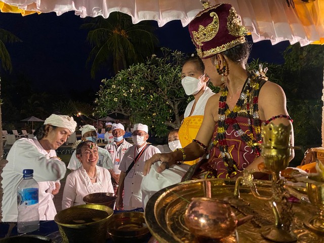 Acara sudi wadani yg dilakukan Ibu Sukmawati Sukarno ditemani oleh putra beliau, Muhammad Putera Sukarno 25 Okt 2021 sore di Pantai Utara Buleleng. Foto: Dok. Dr Arya Wedakarna - President The Sukarno Center