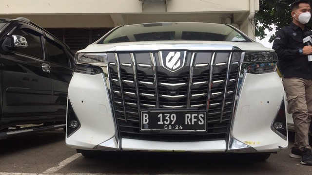 Mobil Rachel Vennya Berwarna Putih, Ditlantas Polda Metro Jaya, Selasa (26/10).
 Foto: Giovanni/kumparan