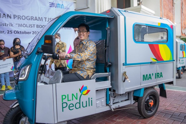 Direktur Utama PLN Zulkifli Zaini menjajal gerobak listrik untuk UMK di Denpasar, Bali. Foto: Dok PLN