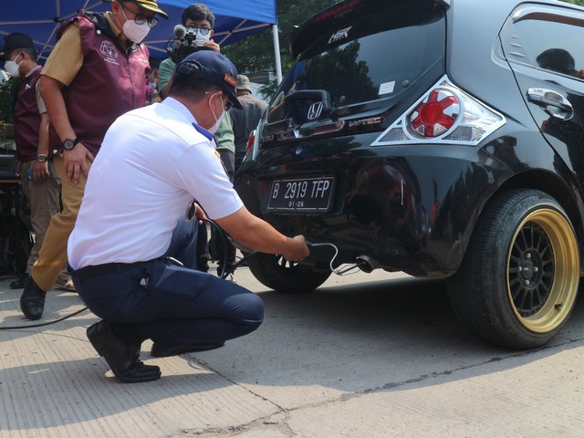 Uji emisi gas buang di Jakarta. Foto: Ghulam Muhammad Nayazri / kumparanOTO