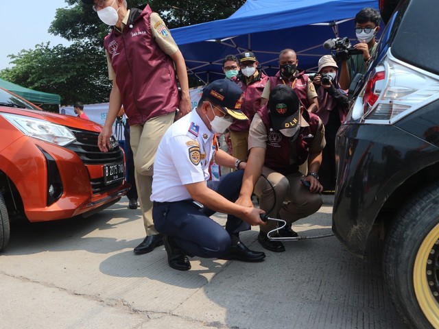 Kepada Dinas Perhubungan Syafrin Liputo dan Kepala Dinas Lingkungan Hidup DKI Jakarta Asep Kuswanto dalam Apel Persiapan Pelaksanaan Penegakan Hukum (Tilang) Kendaraan Bermotor yang Tidak Uji Emisi Gas Buang, Selasa (26/10). Foto: Ghulam Muhammad Nayazri / kumparanOTO
