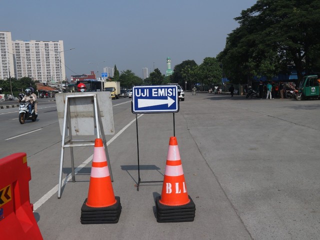 Kepada Dinas Perhubungan Syafrin Liputo dan Kepala Dinas Lingkungan Hidup DKI Jakarta Asep Kuswanto dalam Apel Persiapan Pelaksanaan Penegakan Hukum (Tilang) Kendaraan Bermotor yang Tidak Uji Emisi Gas Buang, Selasa (26/10). Foto: Ghulam Muhammad Nayazri / kumparanOTO