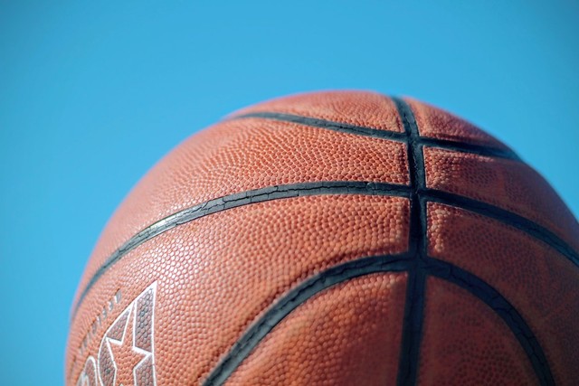 Ilustrasi Teknik dan Cara Dribbling dalam Basket yang Benar. Sumber: unsplash.com