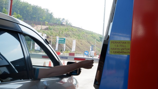 Pengemudi melakukan tapping e-toll Foto: Aditya Pratama Niagara/kumparan