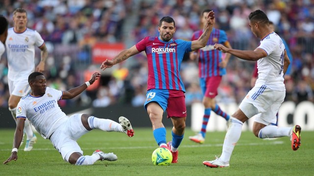 FC Barcelona Sergio Aguero beraksi dengan Real Madrid David Alaba dan Casemiro di Stadion Camp Nou, Barcelona, Spanyol, Minggu (24/10). Foto: Albert Gea/REUTERS