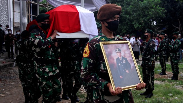 Prajurit TNI melakukan upacara pelepasan jenazah almarhum Letjen TNI (Purn) Sudi Silalahi di Jatiwarna Indah, Bekasi, Jawa Barat, Selasa (26/10/2021).  Foto: Asprilla Dwi Adha/ANTARA FOTO