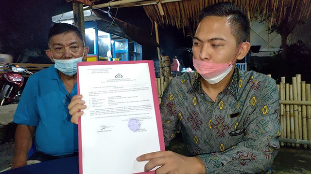 Desmond Sumendap, pendeta Jemaat Advent di Desa Tumaluntung, menunjukkan bukti laporan perusakan di Polres Minsel