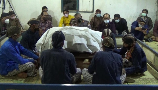 Ritual pembukaan kain Cupu Panjala di Gunungkidul, Senin (25/10/2021) malam. Foto: Erfanto/Tugu Jogja
