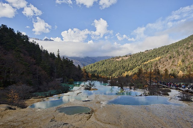 Taman Nasional Huanglong, China. Dokumentasi foto: Wikimedia Commons.