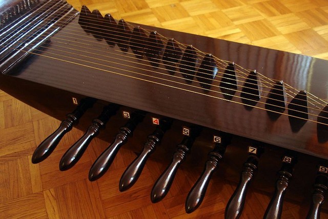Ilustrasi alat musik kecapi. Foto: Wikipedia