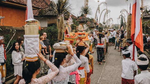 Adat istiadat yang ada di Indonesia. Foto: Unsplash